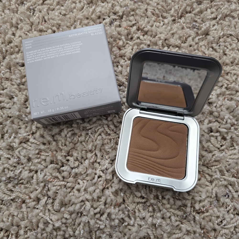 NEW r.e.m. Beauty Satin Matte Bronzer in Shade 'Blazed' - Ariana Grande